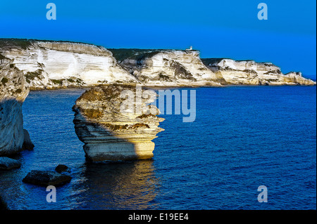 L'Europa, in Francia, in Corse-du-Sud (2A), Bonifacio. scogliere calcaree, il granello di sabbia. Foto Stock