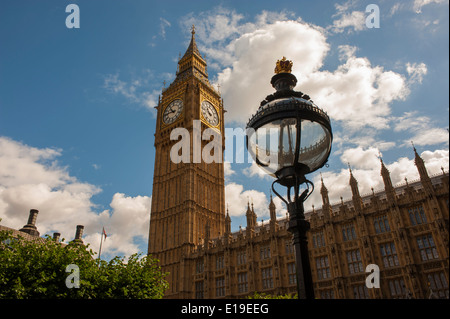 Elisabetta la torre e il Big Ben da palazzo nuovo cantiere. Case del parlamento di Londra. Foto Stock