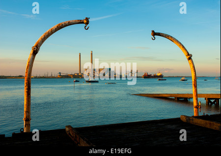 Guardando attraverso il fiume Tamigi, da Gravesend, Kent al tramonto. Con la vecchia centrale elettrica di Tilbury sullo sfondo, (demolito 2019) Foto Stock