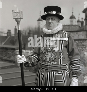 Anni Cinquanta foto storiche di un Yeoman Warder o beefeater del Palazzo Reale e della fortezza di La Torre di Londra, Inghilterra. Foto Stock