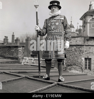 Anni Cinquanta foto storiche di un Yeoman Warder o beefeater del Palazzo Reale e della fortezza di La Torre di Londra, Inghilterra. Foto Stock