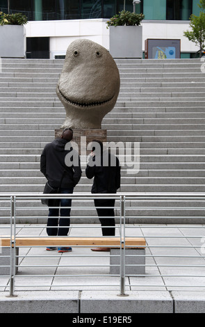 Visitatori presso il nuovo Astrup Fearnley Museum di Arte Moderna a Tjuvholmen a Oslo progettato da Renzo Piano Foto Stock