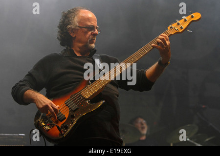 Il bassista Patrick Djivas in concerto con il progressive rock band 'Premiata Forneria Marconi' (PFM) nel 2011 Foto Stock