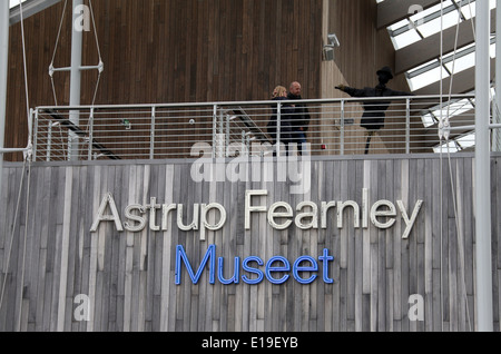 Visitatori presso il nuovo Astrup Fearnley Museum di Arte Moderna a Tjuvholmen a Oslo progettato da Renzo Piano Foto Stock
