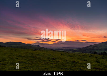 Campsie Road, Fintry, Glasgow, Scotland, Regno Unito. Il 27 maggio 2014. Nonostante il grigio opaco meteo in Scozia è un bellissimo tramonto se si guarda abbastanza duro. Paul Stewart/Alamy News Foto Stock