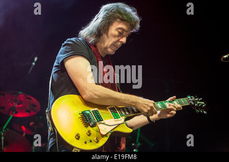 Milano Italia. Il 26 maggio 2014. STEVE HACKETT ex chitarrista Genesis si esibisce dal vivo presso il Teatro lineare4Ciak durante il 'Genesis Extended 2014 World Tour' Foto Stock