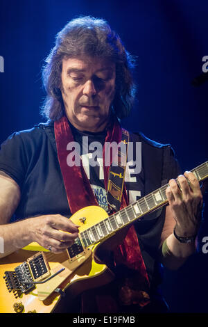 Milano Italia. Il 26 maggio 2014. STEVE HACKETT ex chitarrista Genesis si esibisce dal vivo presso il Teatro lineare4Ciak durante il 'Genesis Extended 2014 World Tour' Foto Stock