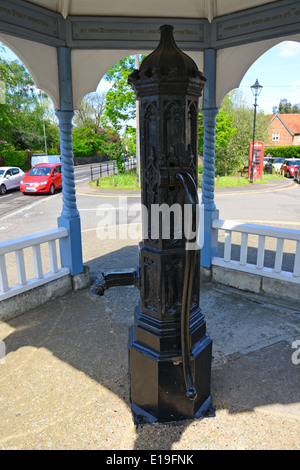 Antico borgo pompa, High Road, Ickenham, London Borough of Hillingdon, Greater London, England, Regno Unito Foto Stock