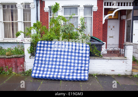 Il vecchio materasso oggetto di pratiche di dumping sul marciapiede, Haringey, London, England, Regno Unito Foto Stock