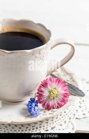 Vista dettagliata del caffè e fiori di primavera Foto Stock