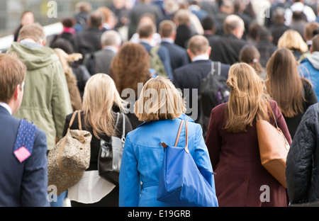 Pendolari attraversando affollata London Bridge sulla strada di casa dal lavoro, Regno Unito Foto Stock
