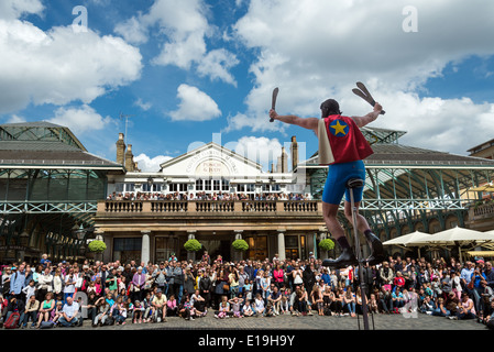 Juggling attore monociclo a Covent Garden, Londra, Regno Unito Foto Stock
