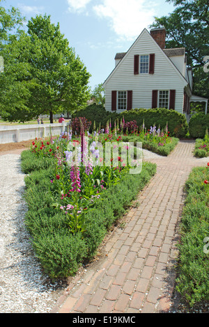 Restaurata la casa e il giardino il duca di Gloucester Street nel centro di Colonial Williamsburg, Virginia verticale Foto Stock