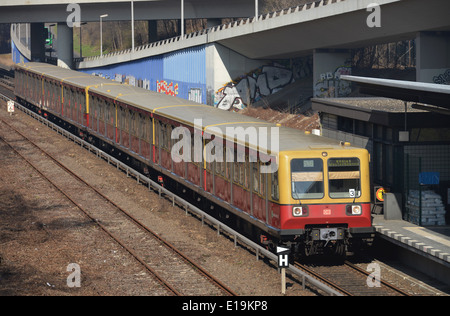 S-Bahn, Heidelberger Platz, Wilmersdorf, Berlino, Deutschland Foto Stock