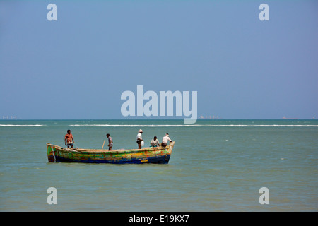 Cinque uomini in una barca da pesca Foto Stock