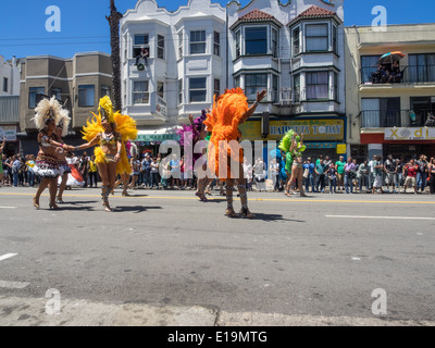 SAN FRANCISCO, CA/STATI UNITI D'America - 25 Maggio: San Francisco Carnaval Grand Parade del Memorial Day Weekend 2014 in San Francisco. Foto Stock