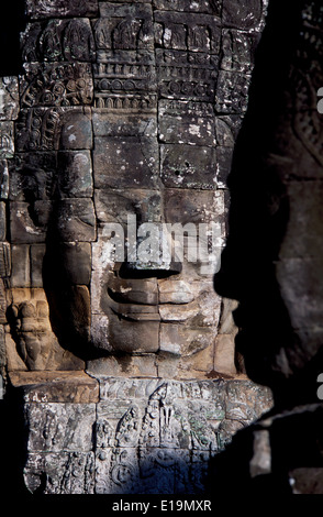 Cambogia: Angkor Wat i templi di Angkor Wat. Dettagli del Bayon in Angkor Thom. Scolpite le teste di pietra Jayavarman VII Foto Stock