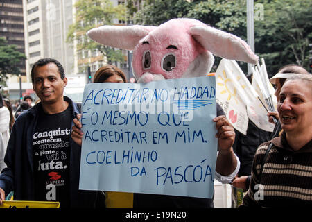 Sao Paulo, Brasile . 27 Maggio, 2014. Gli insegnanti di scuole comunali protesta per migliori condizioni di lavoro e di una retribuzione di sollevamento al Paulista Avenue, in Sao Paulo in Brasile, il 27 maggio 2014. Credito: dpa picture alliance/Alamy Live News Foto Stock