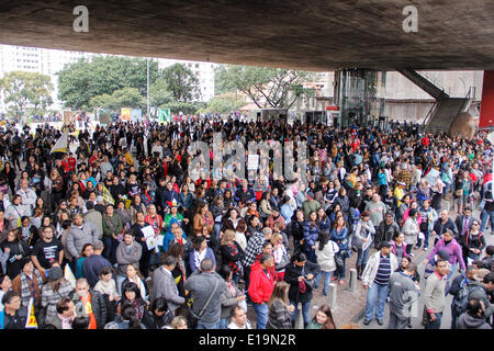 Sao Paulo, Brasile . 27 Maggio, 2014. Gli insegnanti di scuole comunali protesta per migliori condizioni di lavoro e di una retribuzione di sollevamento al Paulista Avenue, in Sao Paulo in Brasile, il 27 maggio 2014. Credito: dpa picture alliance/Alamy Live News Foto Stock