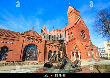 Statua di San Michele Arcangelo lancia di spinta in dragon prima che la Chiesa cattolica di San Simone e Sant'Elena a Minsk, Bielorussia Foto Stock