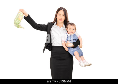 Giovane madre mentre tiene il suo bambino e una stinky pannolino Foto Stock