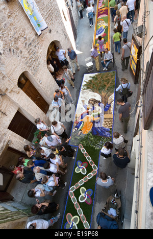 Infiorata evento che si svolge in occasione del Corpus Domini a Spello, Umbria, Italia Foto Stock