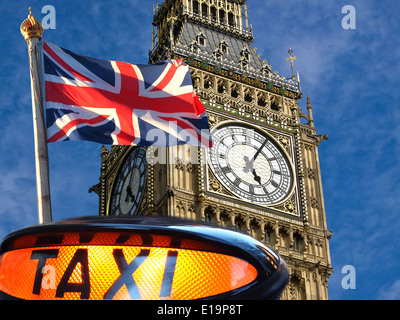 Segno di taxi ,Unione jack flagon pole e Big Ben Foto Stock