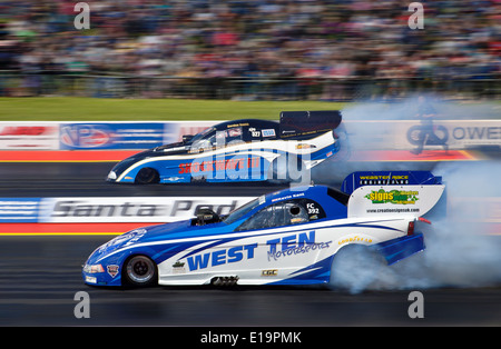 Top Fuel Funny auto drag racing a Santa Pod. Kevin Kent Nearside, Gordon Smith lato lontano. Foto Stock