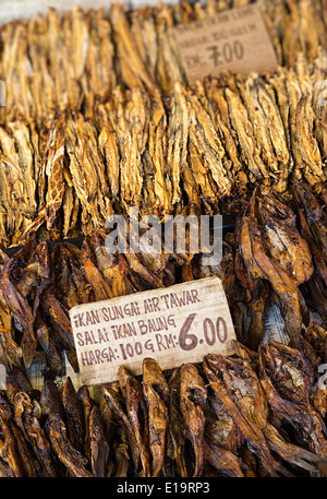 Pesci secchi in vendita nel mercato, Miri, Malaysia Foto Stock