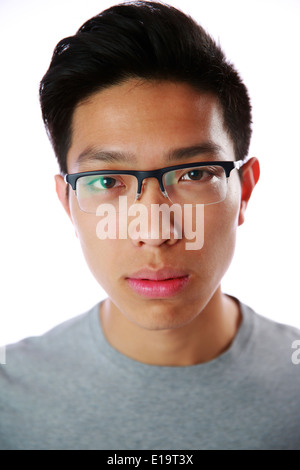 Closeup ritratto di una giovane serio uomo asiatico su sfondo bianco Foto Stock