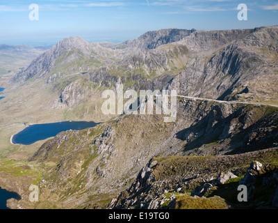 Tryfan, Glyder Fach e Glyder Fawr oltre Llyn Idwal - Visto da Y Garn in Snowdonia Glyderau della montagna Foto Stock
