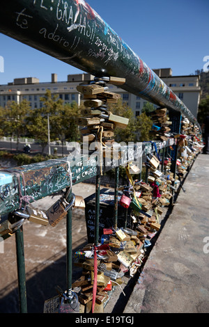 Amore serrature lucchetti incatenato alla passerella sul fiume Mapocho providencia Santiago del Cile Foto Stock