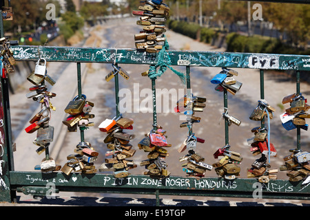 Amore serrature lucchetti incatenato alla passerella sul fiume Mapocho providencia Santiago del Cile Foto Stock