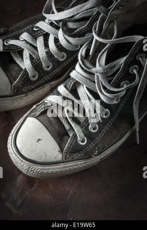 Vecchio nero Sneakers sulla pelle vecchia Foto Stock