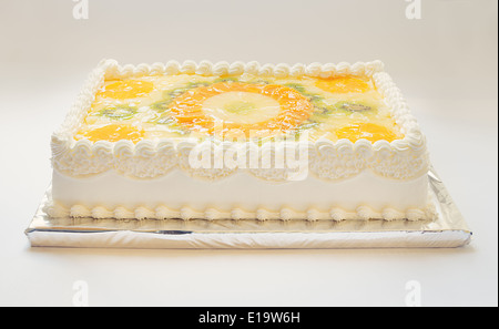 Fruttato torta decorata con mosaico di frutta sulla sommità di arance e kiwi. Foto Stock