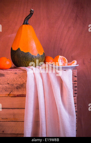 Tavolo in legno pieno di frutta fresca in cestelli Foto Stock
