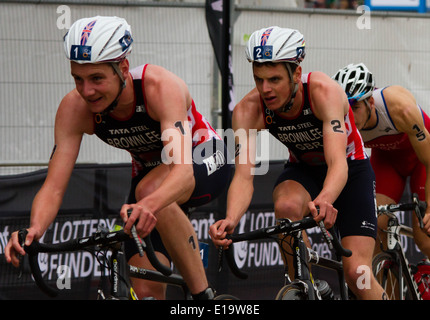 Alistair Brownlee e Jonny Brownlee durante il 2013 ITU Triathlon World tenutasi a Londra. Foto Stock