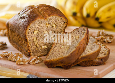 Un pane appena sfornato pane alla banana con noci. Foto Stock