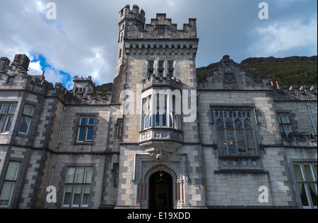 Irlanda, Calway county, area di Connemara, Kylemore abbey sul lago Pollacappul Foto Stock