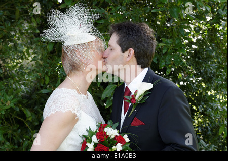 Coppia sposa e lo sposo baciare in occasione delle nozze Foto Stock