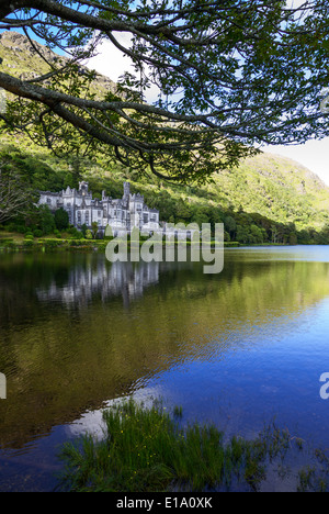 Irlanda, Calway county, area di Connemara, Kylemore abbey sul lago Pollacappul Foto Stock