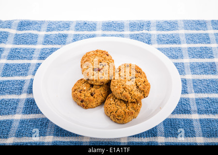 Freschi di forno biscotti di farina di avena con uvetta, mirtilli e dadi Foto Stock