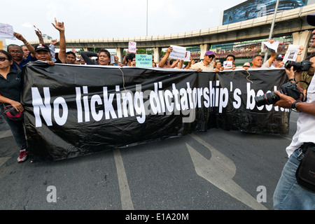 Manifestanti con banner in anti colpo di dimostrazione, Bangkok, Thailandia Foto Stock