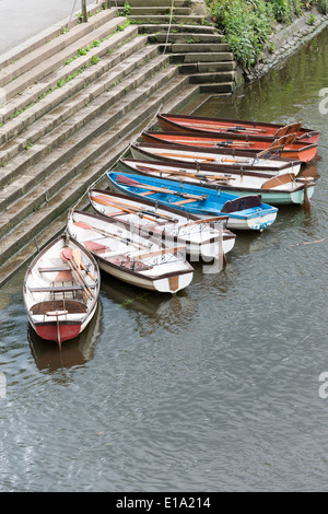 Noleggio barche a remi ormeggiate sul Fiume Tamigi a Richmond upon Thames London REGNO UNITO Foto Stock