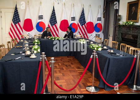 Il Presidente Usa Barack Obama tiene un incontro con il Primo Ministro Shinzo Abe del Giappone presso l'U.S. Ambassador's Residence 25 marzo 2014 all'Aia, Paesi Bassi. Foto Stock