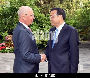 Pechino, Cina. 28 Maggio, 2014. Il premier cinese LI Keqiang (R) si riunisce con il Forum Economico Mondiale (WEF) Fondatore e Presidente esecutivo Klaus Schwab a Pechino in Cina, 28 maggio 2014. © Li Tao/Xinhua/Alamy Live News Foto Stock