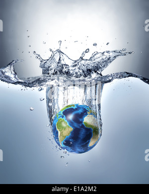 Il pianeta Terra, schizzi in acqua formando una bella drammatica splash Foto Stock