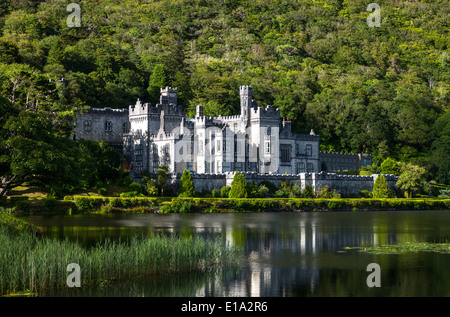 Irlanda, Calway county, area di Connemara, Kylemore abbey sul lago Pollacappul Foto Stock