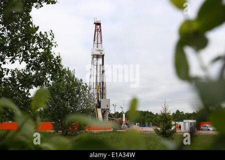 17 maggio 2014 - Milowo, Polonia - Milowo, Polonia 17th, Maggio 2014 La PGNiG SA Società ha avviato nuovi gas di scisto ricerca in Milowo in Polonia settentrionale (l'Kartuzy concessione). Il processo di foratura avrà 2 mesi ed è previsto di 3800 metri di profondità. (Credito Immagine: © Michal Fludra/NurPhoto/ZUMAPRESS.com) Foto Stock