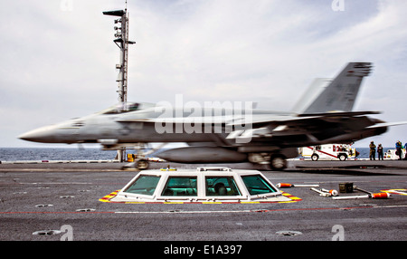 Un US Navy F/A-18E Super Hornet fighter aircraft lancia dal ponte di volo della portaerei USS George Washington 27 maggio 2014 al largo delle coste del Giappone. Foto Stock